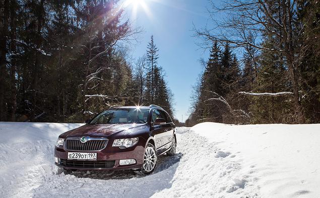 Полноприводный "сарай" Skoda Superb уверенно чувствует себя на заснеженных дорогах. Ровно до тех пор, пока ему хватает геометрической проходимости.