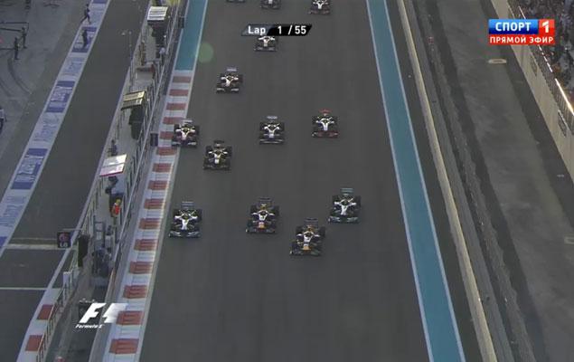 На старте Марк Уэббер выглядел очень неуверенно. Болид австралийца второй слева