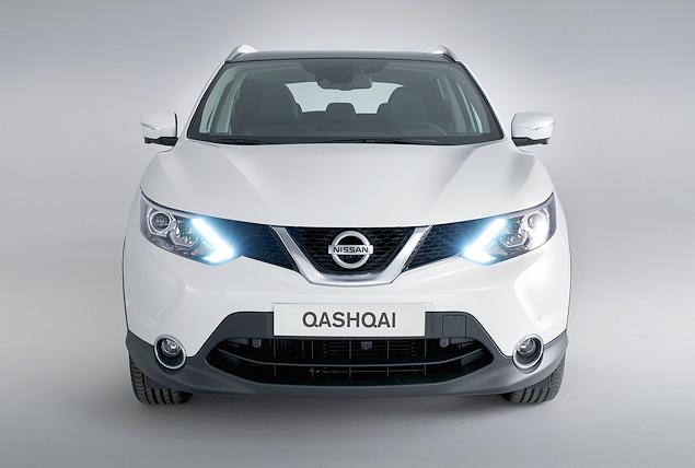 Qashqai станет первым компактным кроссовером, получившим активную аэродинамику: жалюзи, расположенные в решетке радиатора, будут закрываться на скоростях выше 30 километров в час для снижения лобового сопротивления. Эта система будет доступна "в базе" на машинах с дизелем и механикой, которых в России, скорее всего, не будет.