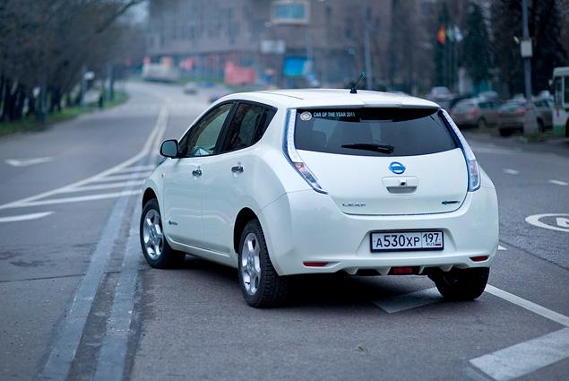 Все логотипы и надписи у Leaf – голубого цвета. Электромобиль!