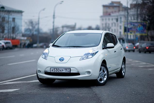 На месте решетки радиатора у Nissan Leaf – крышка с разъемами для подзарядки.