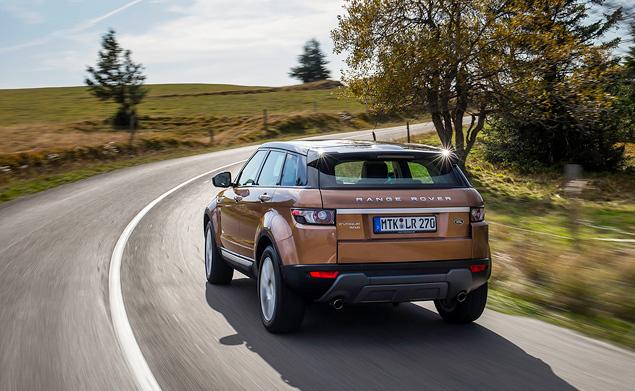 Помимо коробки, обновленный Evoque получил массу новых электронных систем: автоматического выезда с параллельной парковки, адаптивный круиз-контроль с функциями экстренного торможения перед препятствием и езды в медленном потоке, контроля рядности движения, распознавания знаков и даже определения глубины преодолеваемого брода. Еще в числе новшеств система подключаемого полного привода Active Driveline с функцией Torque Vectoring -- правда, она пока не для России.