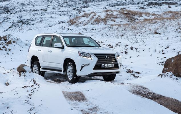 Системы Multi-Terrain Select и Crawl Control доступны начиная с комплектации Premium (3 430 000 рублей). В отличие от системы Terrain Response на Land Rover, M-TS отвечает только за работу ESP. Включать ли «понижайку» и блокировать ли дифференциал - выбирает водитель.
