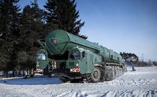 Кстати, шасси МЗКТ-79221 имеет и гражданскую версию – на ней перевозят, например, буровые установки.