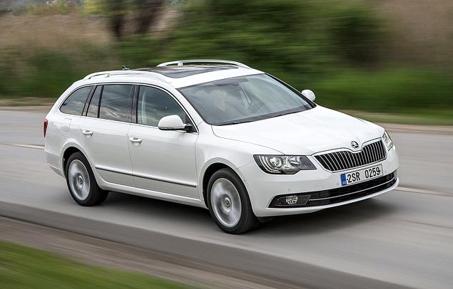 Skoda Superb по-прежнему имеет хорошую управляемость, несмотря на длиннющую колесную базу и внушительные габариты. Но уровень комфорта для «представительского» автомобиля все же маловат: подвеска кажется жесткой даже на хороших дорогах Европы.