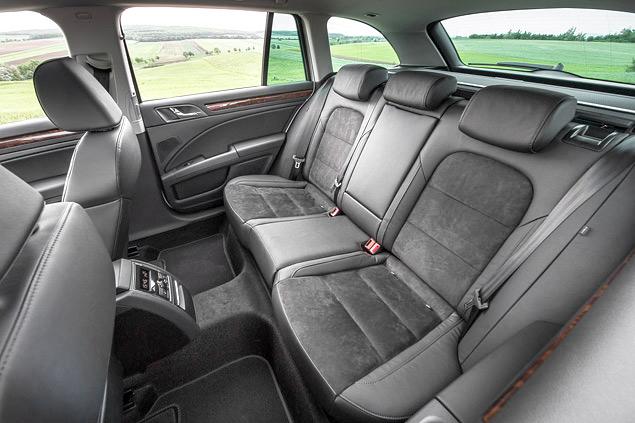 По пространству для задних пассажиров Skoda Superb по-прежнему непобедимый чемпион среди одноклассников. Легко можно сидеть, закинув ногу на ногу.