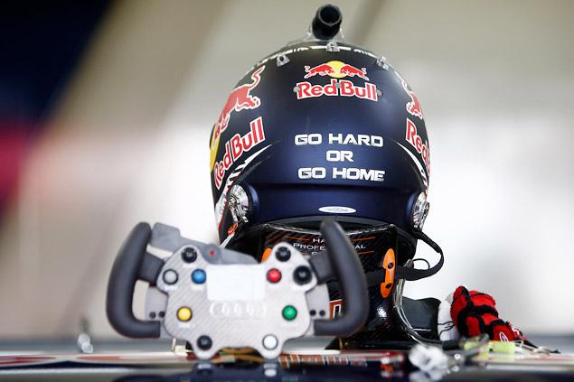 Примерный перевод надписи на шлеме Экстрёма: "Гони или вали".