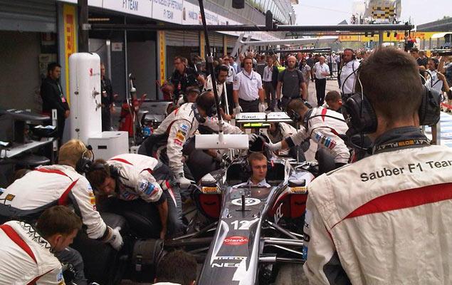 Сергей Сироткин сегодня с утра посидел в болиде Sauber, пока механики тренировали пит-стоп