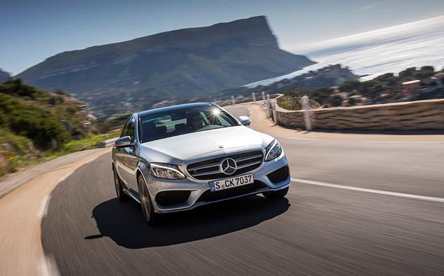 Спереди машину с AMG-пакетом легко отличить по большим прорезям в бампере.
