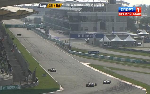 Болид слева -- это Сутил, который остановился прямо на трассе