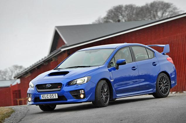 Российский офис Subaru до последнего пытался совершить чудо и удержать цену на новую STI в пределах двух миллионов рублей. Но не повезло: рубль упал и пустил все усилия коту под хвост. В итоге – 2 069 000 рублей за базовую машину и 2 254 900 рублей, если вам нужны электрорегулировки водительского кресла, полностью кожаная отделка салона, люк в крыше, навигация, акустика Harman/Kardon и прочие радости. Российская квота на этот год — 150 машин, причем вместе с младшей модификацией WRX, которая приедет к нам чуть позже и будет стоить примерно 1,6 миллиона рублей. Первые STI у дилеров появятся в июне.