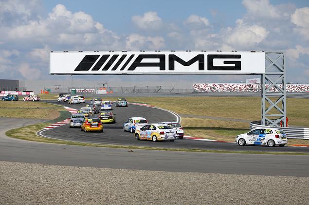 Несмотря на то, что Белоцкий стартовал из последнего ряда, на финиш он приехал быстрее трех других пилотов на седанах "Поло".