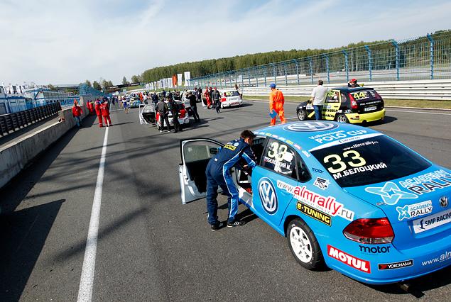 Белоцкий на этап в Смоленске получил машину в новой раскраске. Раньше "Поло" гонщика был белым, а теперь стал синим.