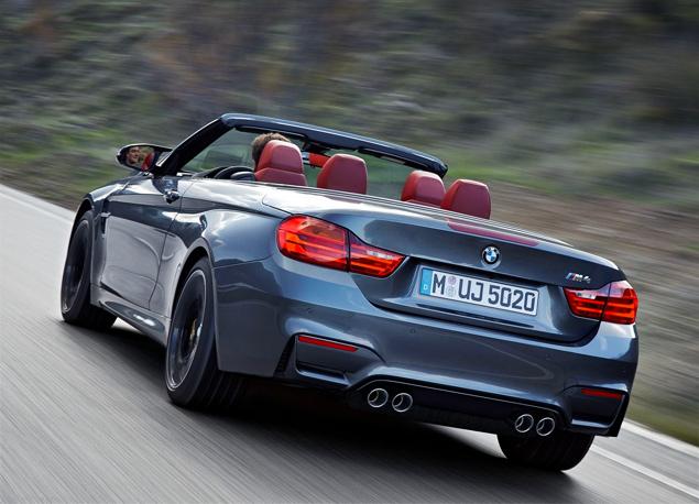 Если пассажиров сзади нет, то в M4 Convertible можно поставить ветрозащитный экран, который существенно снижает завихрения ветра в салоне на высоких скоростях. Именно благодаря ему мы сумели разогнаться на автобане до 270 км/ч с опущенной крышей.