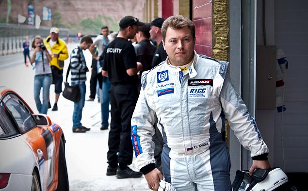 «Я выбрал этот кубок для старта в VLN, потому что это новая серия, задний привод и переключение передач лепестками. Кубковая Astra OPC имела проблемы со стандартной коробкой, плюс это обычная механика и передний привод. Главная особенность M235i Racing – она очень жесткая для Нюрбургринга. Дело в том, что машину настраивали на Хоккенхаймринге и Спа-Франконшам. А там трассы намного ровнее, чем "Северная петля". В итоге, от такой жесткости гнуло крепления сидений и очень болела шея. Правда, через 2-3 этапа, после постоянных жалоб команд, BMW предложили более мягкие пружины, а вот амортизаторы оставили прежние. Из-за большой жесткости амортизаторов играть ими для изменения управляемости не получается – мы ставили в самое мягкое положение, так и ездили. По ценам: я бы ориентировался на 12 000 евро "все включено" за машину для трех пилотов на этап. Можно сторговаться на 10 000 евро, если все трое быстрые пилоты. Команды любят быстрых».