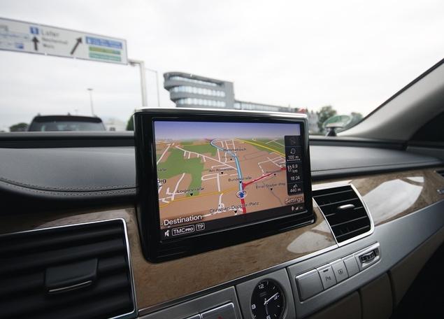 Для доступа в интернет в Audi A8 может использоваться либо отдельная SIM-карта, либо мобильный телефон водителя или любого из пассажиров, если у аппарата есть функция доступа к "симке" по Bluetooth. При наличие сетей 3G скорость обмена данными может достигать 7,2 Мб в секунду, а всего встроенный модуль WLAN и UMTS в "А-восемь" способен обслуживать одновременно до восьми устройств - ноутбуков, планшетов и так далее.
Кроме того, тот же канал связи используется и встроенной навигацией A8 для обновления карт Google Earth, контекстного поиска через поисковик Google, для просмотра погоды или загрузки пользовательских фотографий с сервиса Panaramio. Наконец, владелец A8 может построить свой маршрут через Google Maps на домашнем или рабочем компьютере и затем загрузить его в навигационную систему через официальный сайт Audi.
