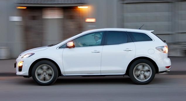 Как оказалась, Mazda CX-7 в белом цвете привлекает внимание не только соседей по потоку, но и инспекторов ДПС. Сложно объяснить, что у них вызывает подозрение в нашей "Мазде", но в последнее время они зачастили с проверками документов, сверкой VIN-номеров и осмотром подкапотного пространства и содержимого багажника. В ходе расспросов я пытался узнать -  может, машина пользуется особым спросом среди угонщиков или фигурирует в криминальных сводках, но инспекторы лишь пожимали плечами и отговаривались стандартными фразами. Мол, сейчас положено тщательно проверять автотранспорт, въезжающий в Москву и выезжающий из столицы.
