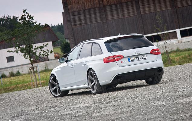Опознать самую «горячую» версию Audi A4 Avant довольно просто: у нее «накачанные» колесные арки, массивный передний бампер с крупными воздухозаборниками, а также спойлер на задней двери и диффузор в заднем бампере, в который интегрированы овальные патрубки выпускной системы. Базовыми считаются 19-дюймовые колесные диски, но за доплату в 1600-2000 евро можно получить и 20-дюймовые. Шины, рассчитанные на скорость до 270 километров в час, идут только в комплекте с большими колесами, и в Германии стоят 3600 евро.