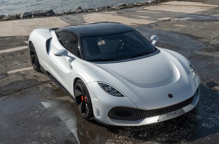 Екі қыз және бір сиқыр.