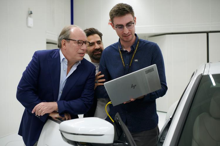 Ханс Циммер написал саундтрек для BMW i7