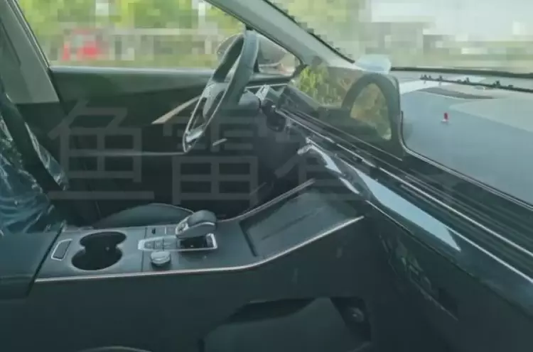 Шпионский снимок салона европейского Chery Omoda 5
