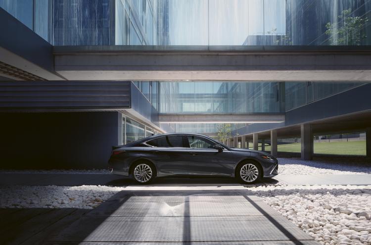 Lexus ES научили понимать голосовые команды на 19 языках