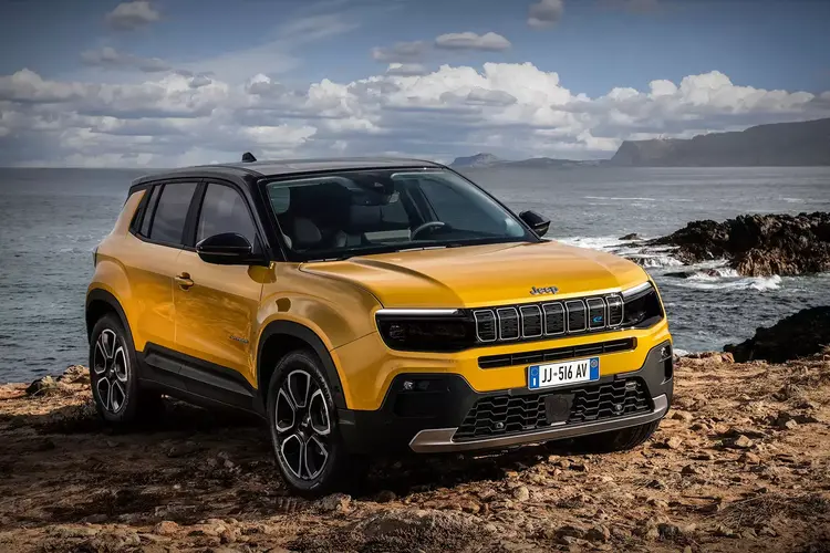 Первый электрокроссовер Jeep, драйверская версия Porsche 911 и новый флагман Hyundai: главное за неделю