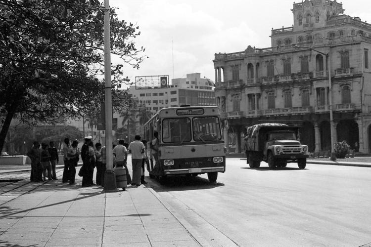 На фото Куба в 1971 году. Велика вероятность, что эти же машины вы встретите на улице и сегодня