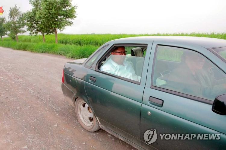 Ким Чен Ын на заднем сиденье Lada Priora, 2018 год