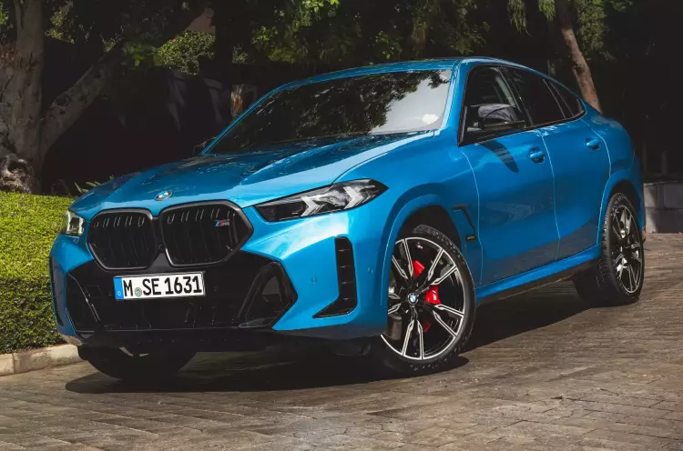 Обновлённые BMW X5 и X6, новый кроссовер Toyota и последние Lamborghini с атмосферным V12: главное за неделю