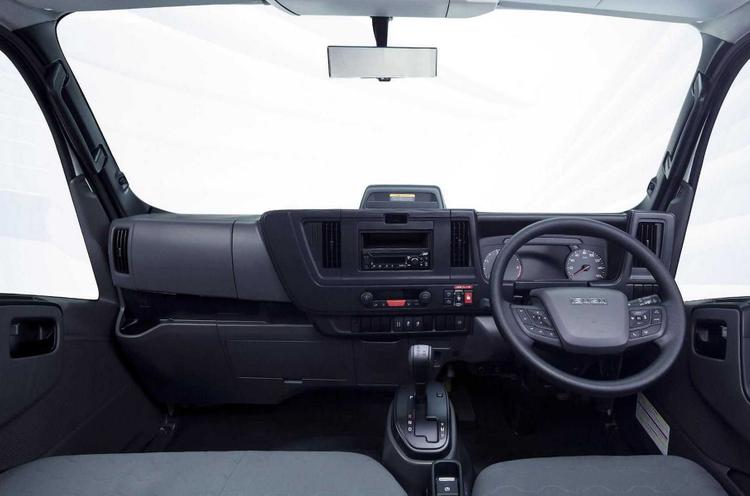 Интерьер нового Isuzu Elf / N-Series