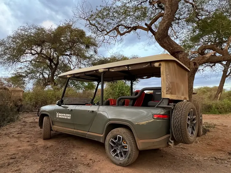 Электропикап Rivian R1T превратили в автобус для сафари
