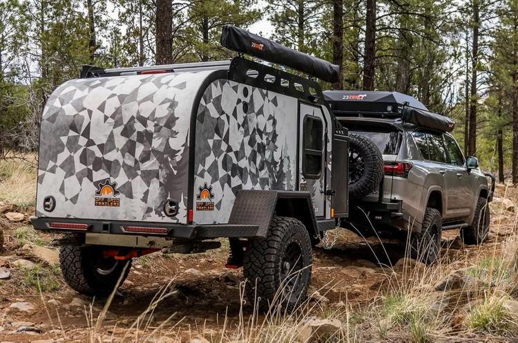 Новый Lexus LX превратили в вездеход с палаткой и походной кухней
