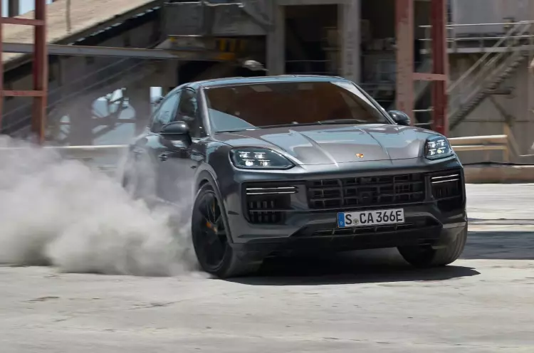 Самый мощный Porsche Cayenne, обновлённая Tesla Model 3 и суперкар Alfa Romeo: главное за неделю