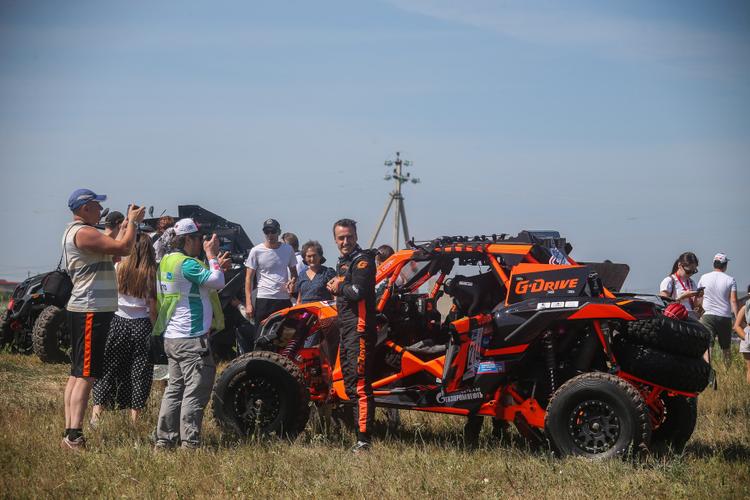 Роман Русинов и багги команды G-Drive Racing