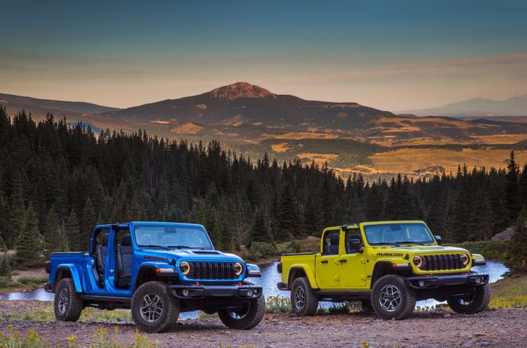 Jeep Gladiator Mojave X (слева) и Gladiator Rubicon X.