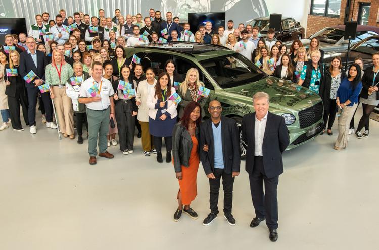 Художник с феноменальной памятью создал уникальную Bentley Bentayga