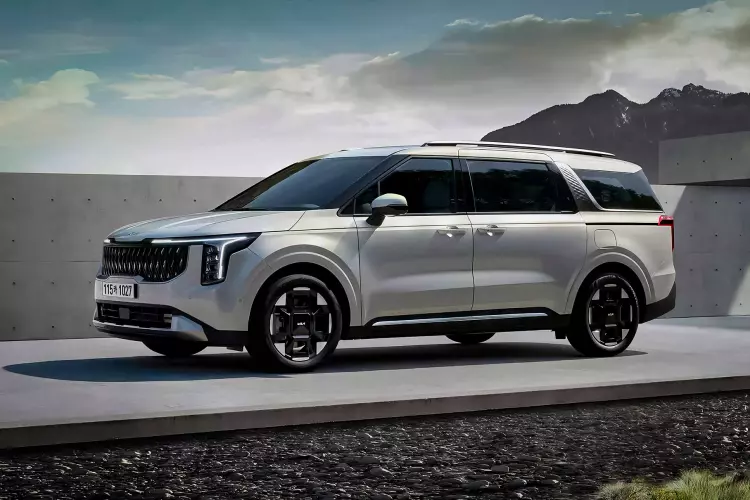 Обновлённый Kia Carnival, эксклюзивный спайдер Ferrari и «жемчужный» Rolls-Royce: главное за неделю