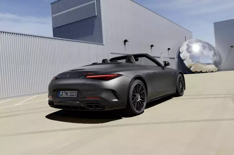 Самый мощный Mercedes-AMG SL в истории, обновлённый Genesis G80 и салон нового Porsche Macan: главное за неделю