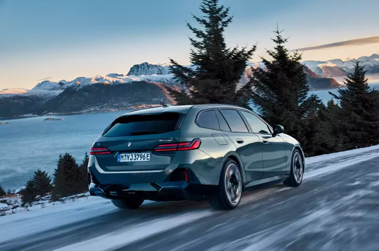 Новый универсал BMW 5-Series, обновлённый Porsche Taycan и суперуниверсал Audi RS 6 Avant GT: главное за неделю