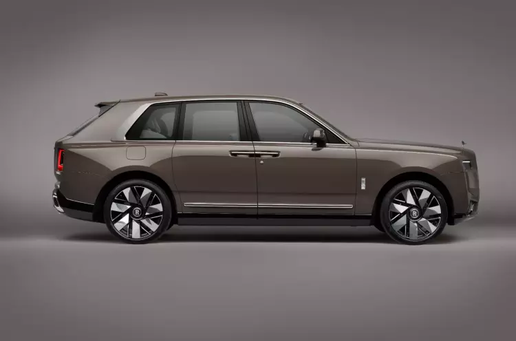 Обновлённый Rolls-Royce Cullinan, новое купе BMW M4 CS и рестайлинговый Land Rover Defender: главное за неделю