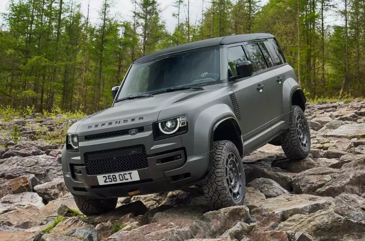 Мощнейший Land Rover Defender, первая Pagani Huayra с механической коробкой и прощальный Ram с V8 от Hennessey: главное за неделю