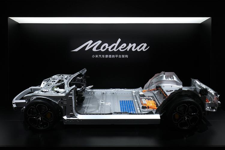 Архитектура SU7 — можно сказать, классическая для подобных автомобилей. Спереди подвеска на двойных поперечных рычагах, сзади многорычажка, а между ними — большая батарея в полу. Интересно, что вся задняя часть шасси — по сути, одна большая деталь, выполненная так называемым методом гигапрессинга. Эту технологию впервые массово начала применять Tesla, а теперь она расползается и по другим производителям. Ключевое преимущество — экономия массы: при тех же пяти метрах длины, что и у Porsche Taycan, Xiaomi легче примерно на центнер: 2205 кг.