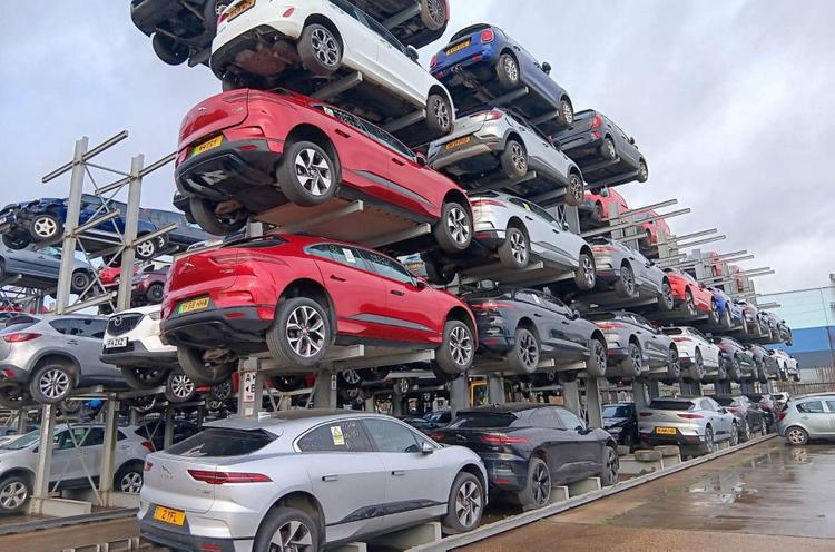 В Англии показали свалку кроссоверов Jaguar: их выкупил завод