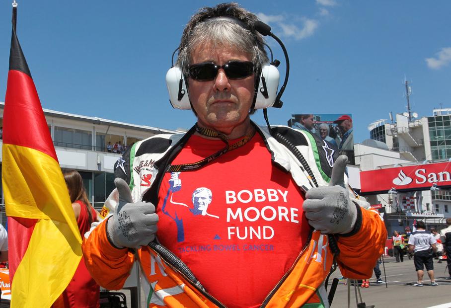 Футболка от фонда Бобби Мура