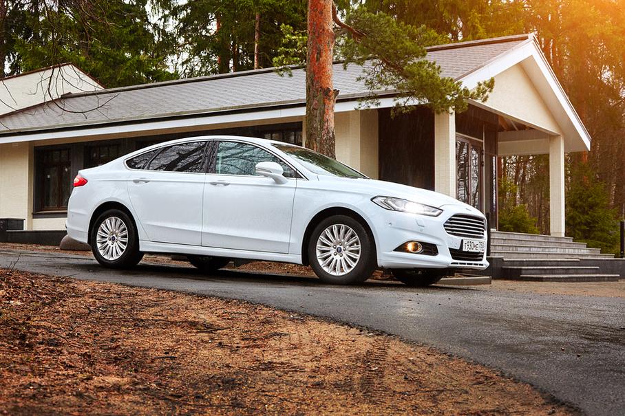 Покупателем нового «Мондео» в «Форде» видят мужчину 39 лет, который интересуется высокими технологиями и предпочитает седан полноприводному кроссоверу за те же деньги. 