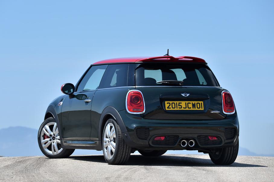 В новом MINI JCW нет визуальной агрессии, но в этом и фишка — под обычным с виду кузовом скрывается сумасшедшая «зажигалка»