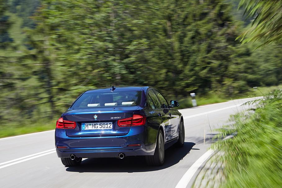 Новая модель 340i – это еще ближе к «эмке», чем было раньше с 335-ой. Если вы не живете трек-днями, то покупать M стало невыгодно. Ведь разогнаться до 250 или спалить задние покрышки можно намного дешевле