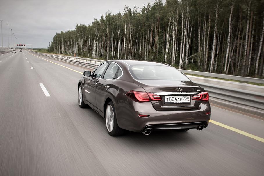 Полноприводная трансмиссия АTTESA E-TS не изменилась. Тут многодисковое сцепление с электронным управлением на передней оси и в обычных условиях передает весь момент на заднюю ось. На передние колеса подается до 50 процентов момента в случае пробуксовки задних