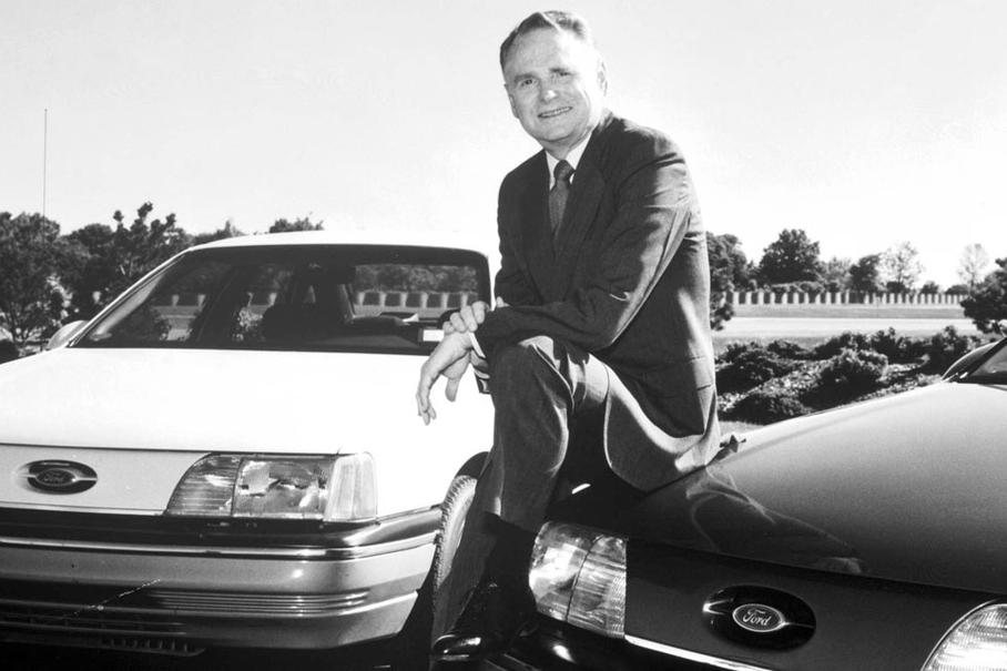 Глава Ford Харольд Полинг и один из хитов компании конца 80-х – как пирожки продавались даже масштабные модели Ford Taurus. В то же самое время, большинство японских моторов уже были шестнадцатиклапанными, а у всей большой тройки такой двигатель был всего один